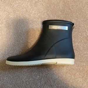 Alice and Whittles Black/Cream Rubber Booties